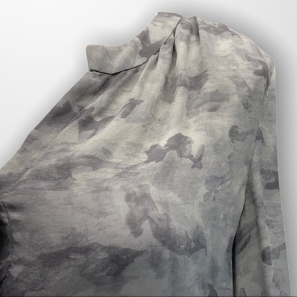 ARITZIA Babaton Button Down Blouse Size Small - Picture 2 of 11